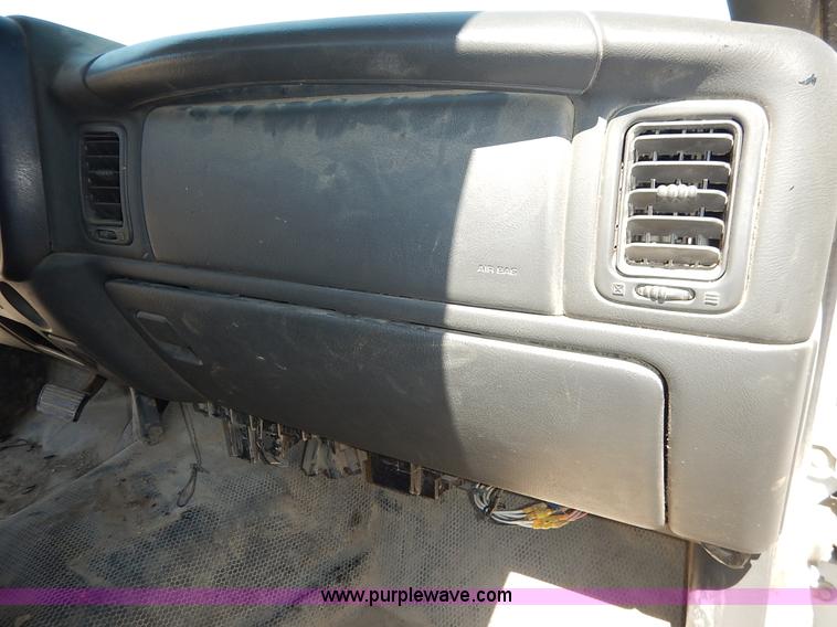 image for item I5021 2004 Chevrolet Silverado 1500 pickup truck