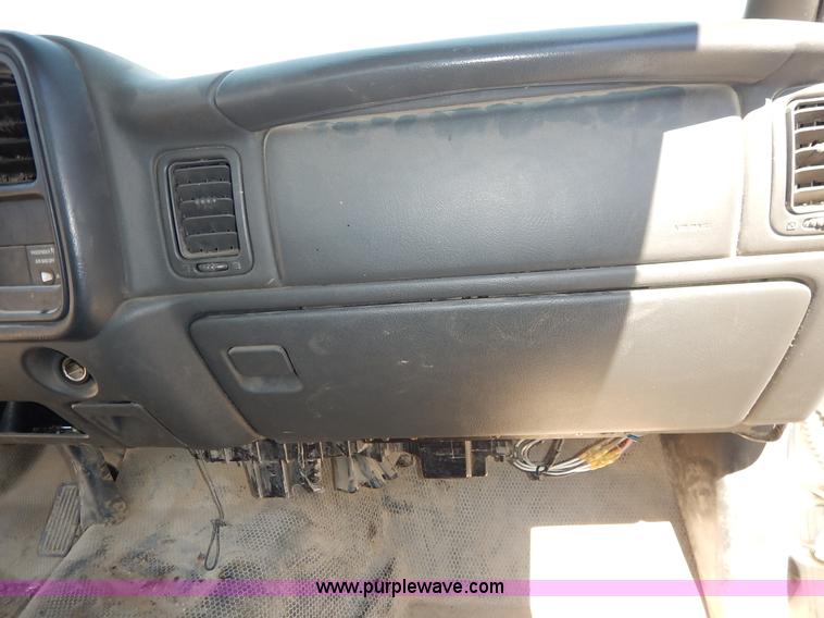 image for item I5021 2004 Chevrolet Silverado 1500 pickup truck