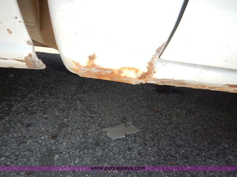 image for item I5021 2004 Chevrolet Silverado 1500 pickup truck