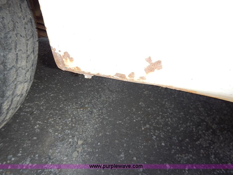 image for item I5021 2004 Chevrolet Silverado 1500 pickup truck