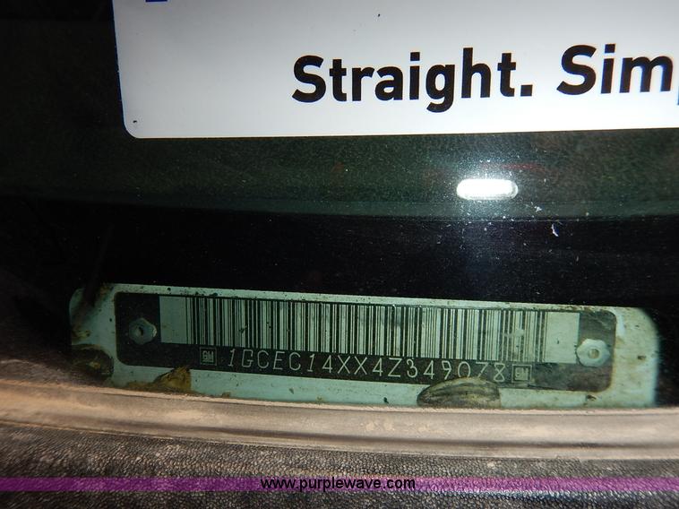 image for item I5021 2004 Chevrolet Silverado 1500 pickup truck