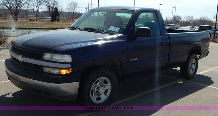 image for item I5023 2002 Chevrolet Silverado 1500 pickup truck