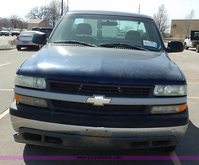 image for item I5023 2002 Chevrolet Silverado 1500 pickup truck