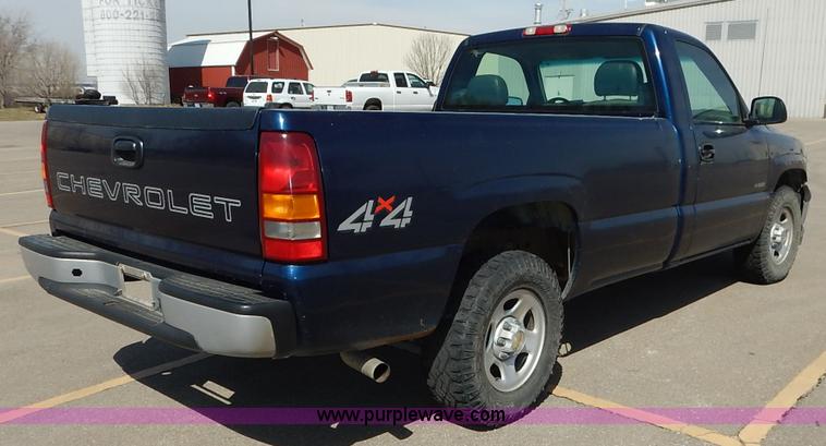 image for item I5023 2002 Chevrolet Silverado 1500 pickup truck