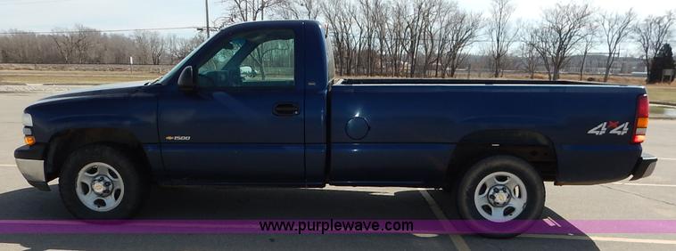 image for item I5023 2002 Chevrolet Silverado 1500 pickup truck