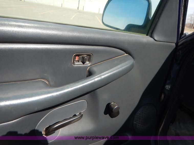 image for item I5023 2002 Chevrolet Silverado 1500 pickup truck