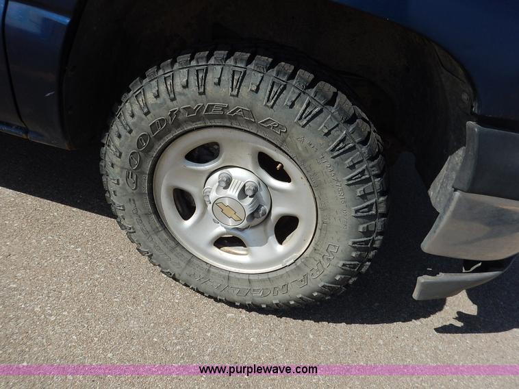 image for item I5023 2002 Chevrolet Silverado 1500 pickup truck