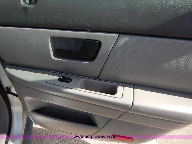 image for item I5025 2006 Ford Taurus SE