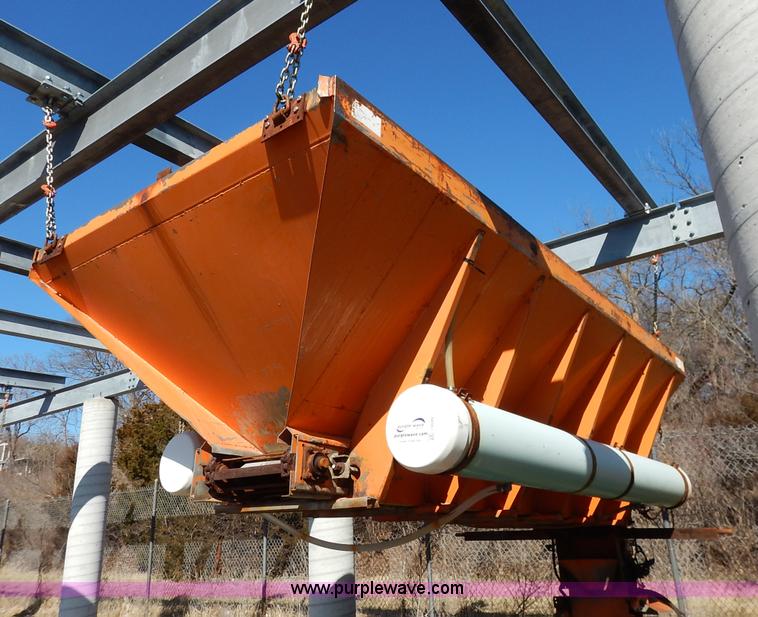 image for item I5049 1993 Monroe 409 spreader