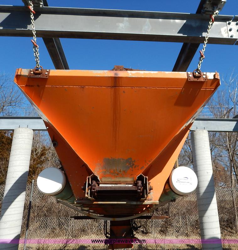 image for item I5049 1993 Monroe 409 spreader