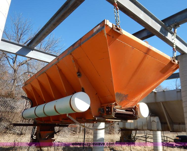 image for item I5049 1993 Monroe 409 spreader