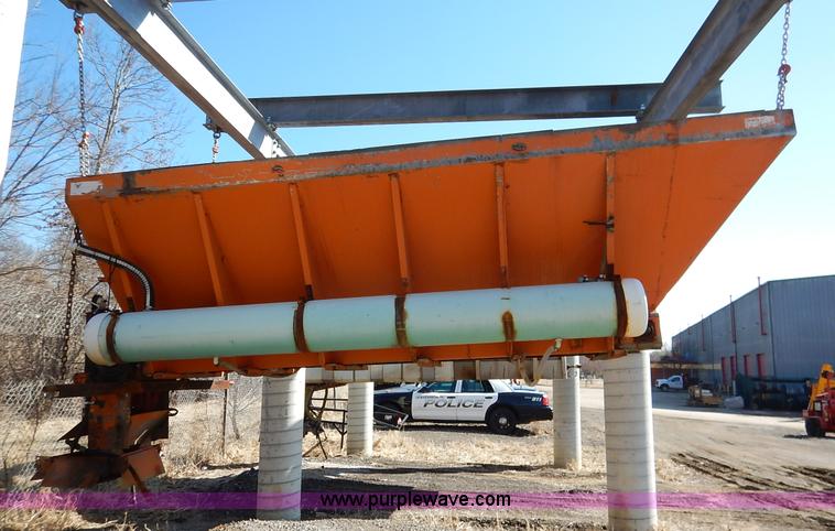 image for item I5049 1993 Monroe 409 spreader