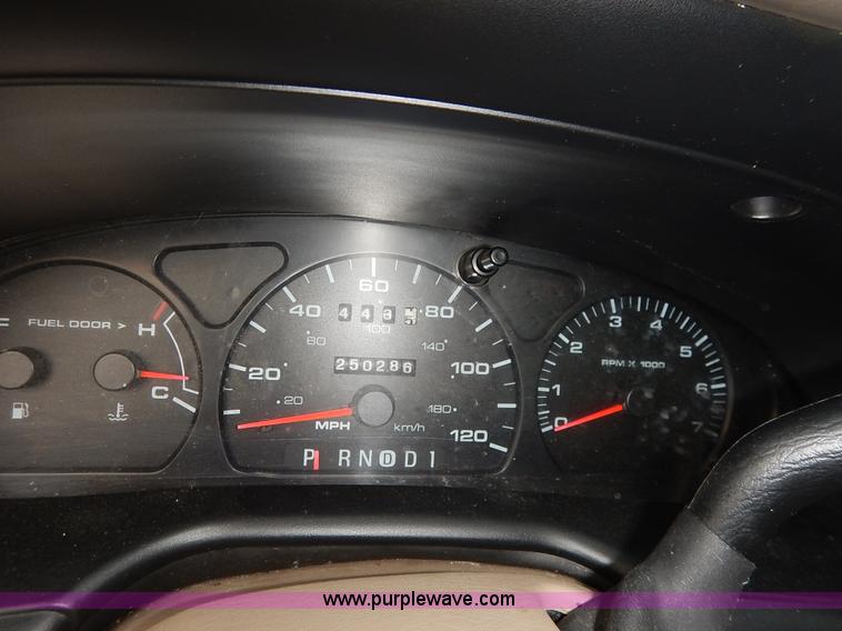 image for item I5057 2000 Ford Taurus SE