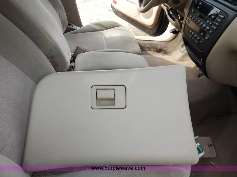 image for item I5057 2000 Ford Taurus SE