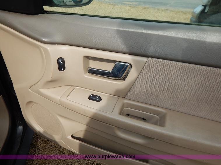 image for item I5057 2000 Ford Taurus SE