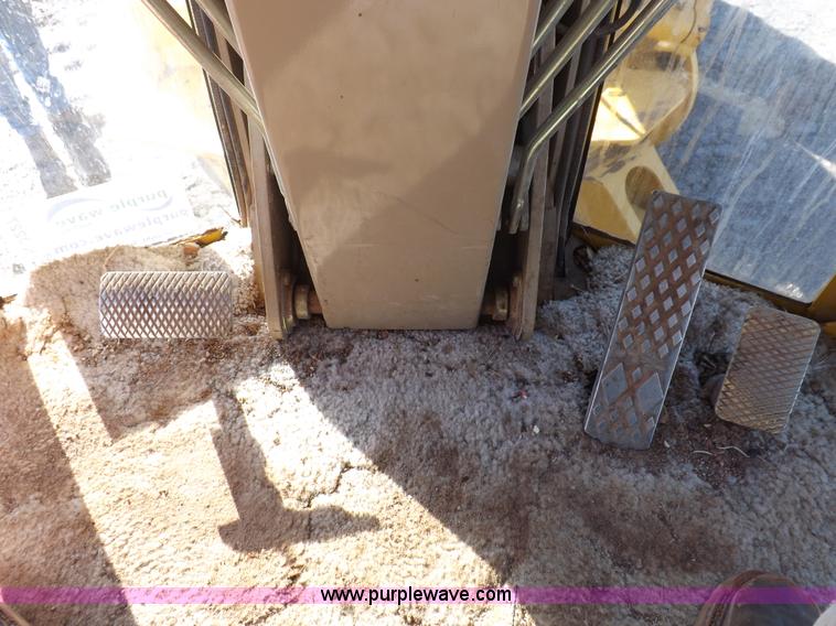 image for item K3227 2001 John Deere 772CH motor grader