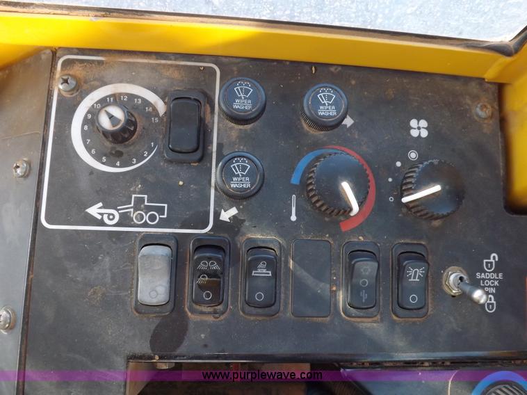 image for item K3227 2001 John Deere 772CH motor grader