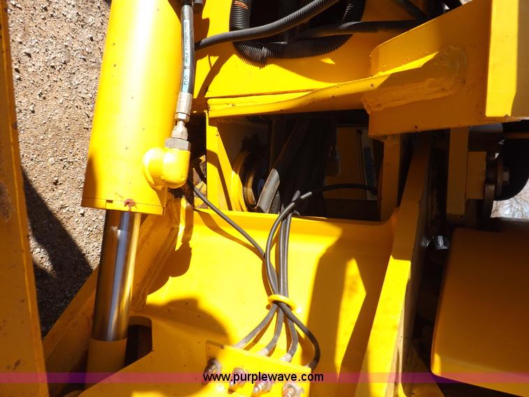 image for item K3227 2001 John Deere 772CH motor grader