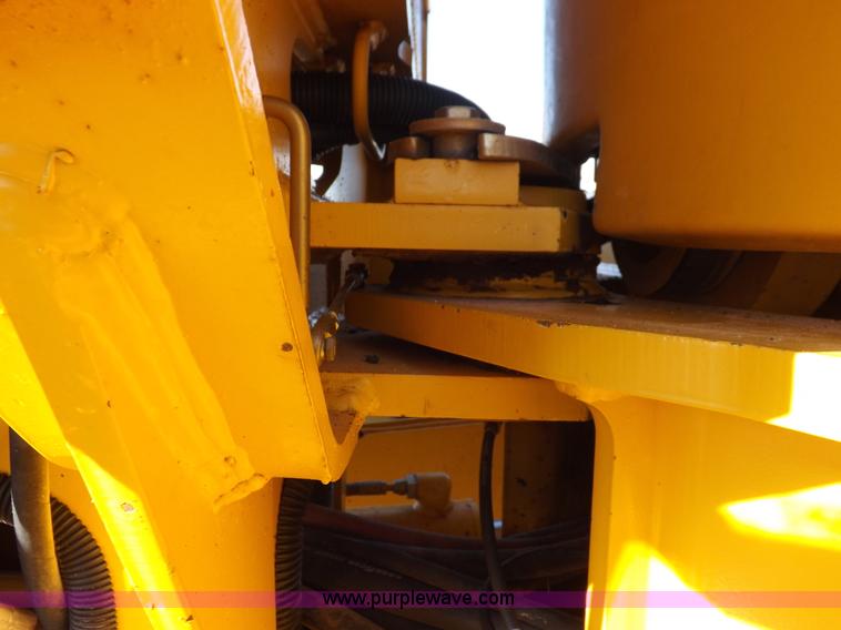 image for item K3227 2001 John Deere 772CH motor grader