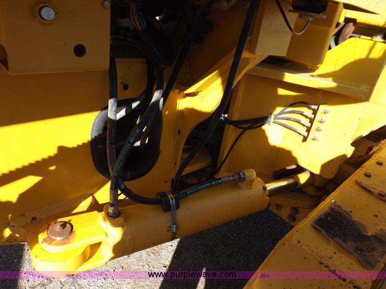 image for item K3227 2001 John Deere 772CH motor grader