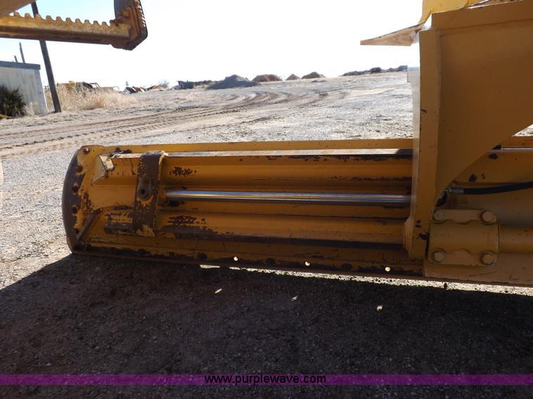 image for item K3227 2001 John Deere 772CH motor grader