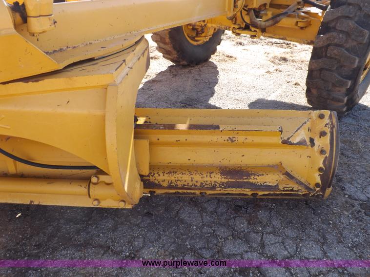 image for item K3227 2001 John Deere 772CH motor grader