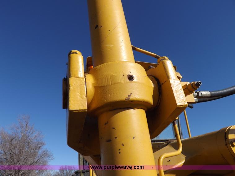 image for item K3227 2001 John Deere 772CH motor grader