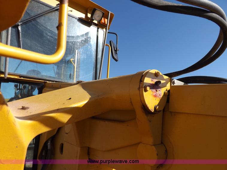 image for item K3227 2001 John Deere 772CH motor grader