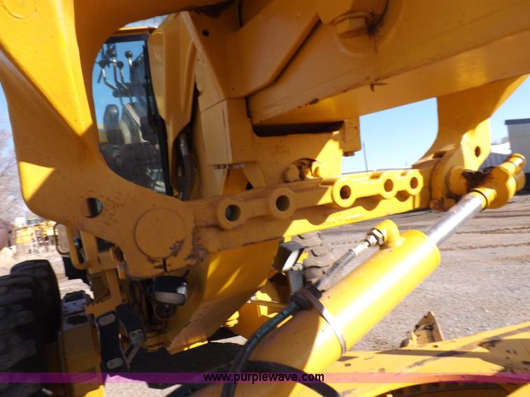 image for item K3227 2001 John Deere 772CH motor grader