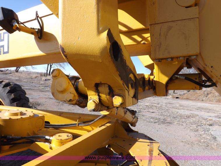 image for item K3227 2001 John Deere 772CH motor grader