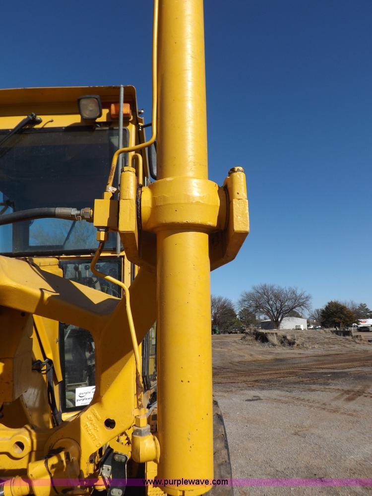 image for item K3227 2001 John Deere 772CH motor grader