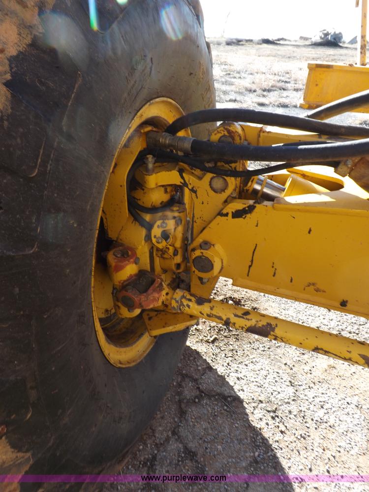 image for item K3227 2001 John Deere 772CH motor grader