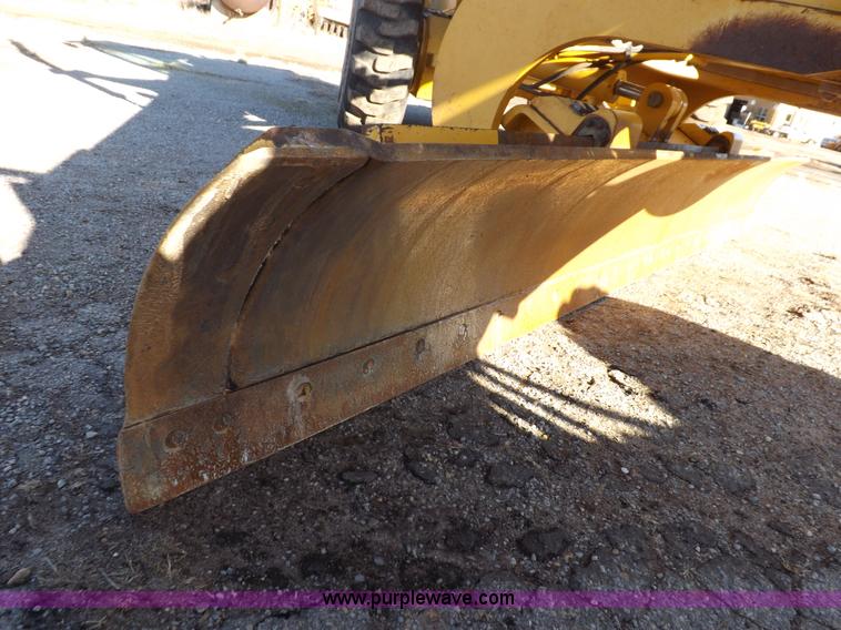 image for item K3227 2001 John Deere 772CH motor grader