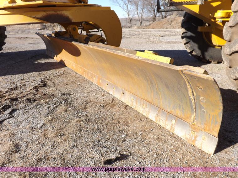 image for item K3227 2001 John Deere 772CH motor grader