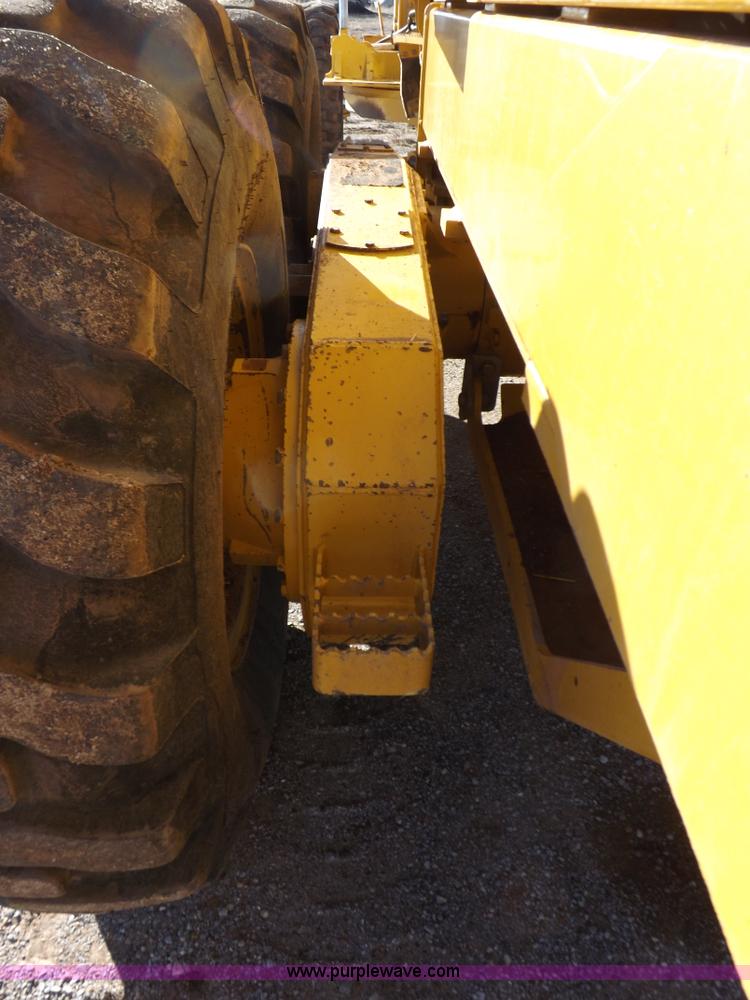 image for item K3227 2001 John Deere 772CH motor grader