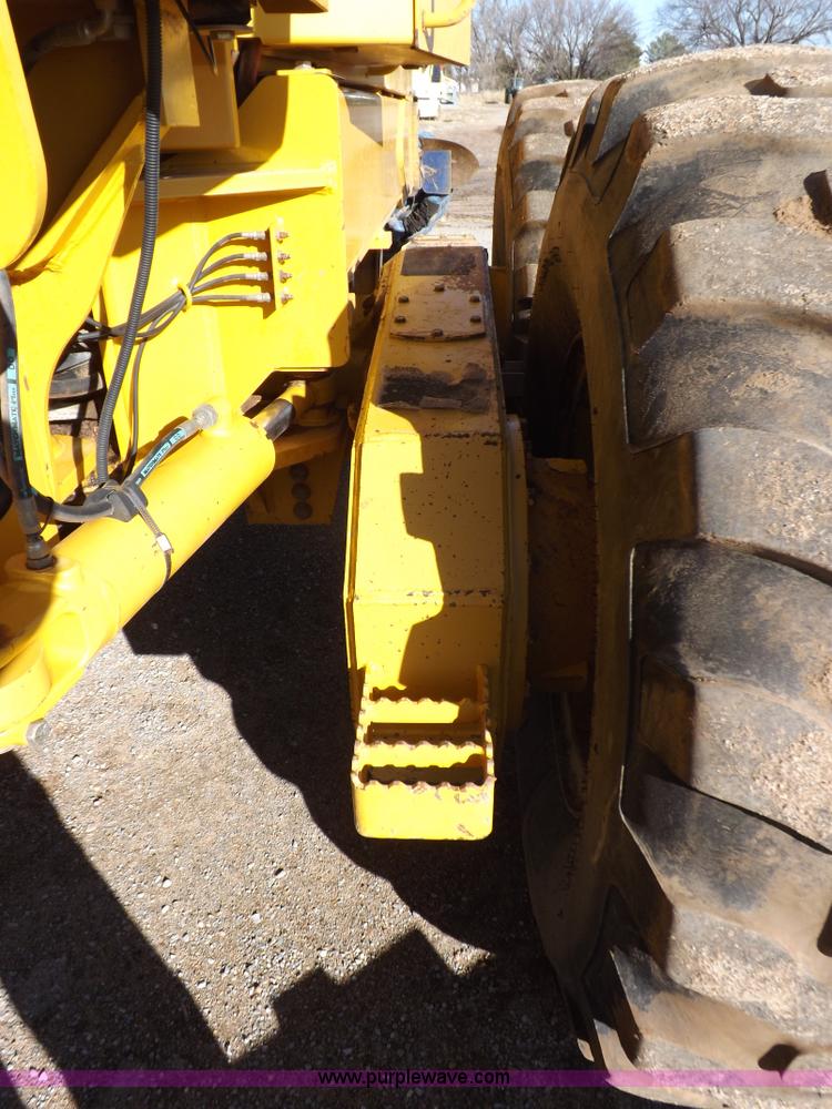 image for item K3227 2001 John Deere 772CH motor grader