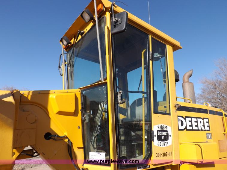 image for item K3227 2001 John Deere 772CH motor grader