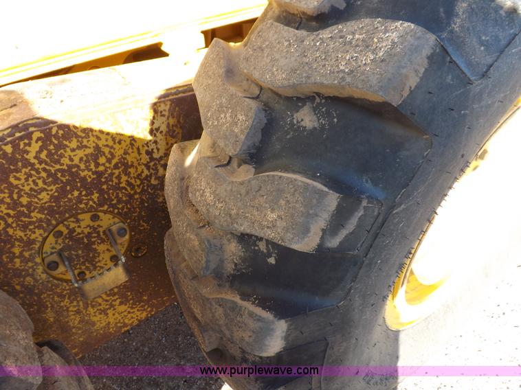 image for item K3227 2001 John Deere 772CH motor grader