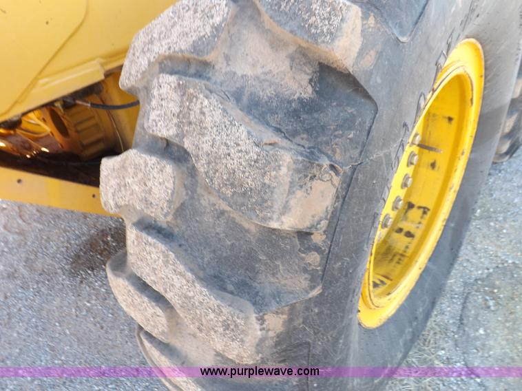 image for item K3227 2001 John Deere 772CH motor grader