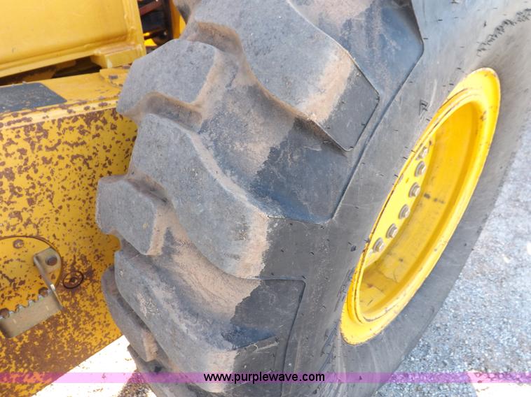 image for item K3227 2001 John Deere 772CH motor grader