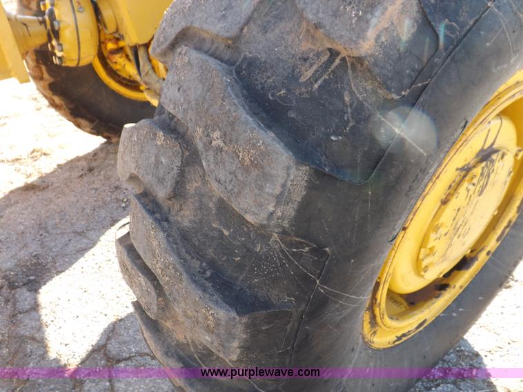 image for item K3227 2001 John Deere 772CH motor grader