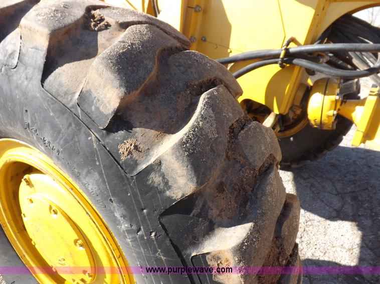 image for item K3227 2001 John Deere 772CH motor grader