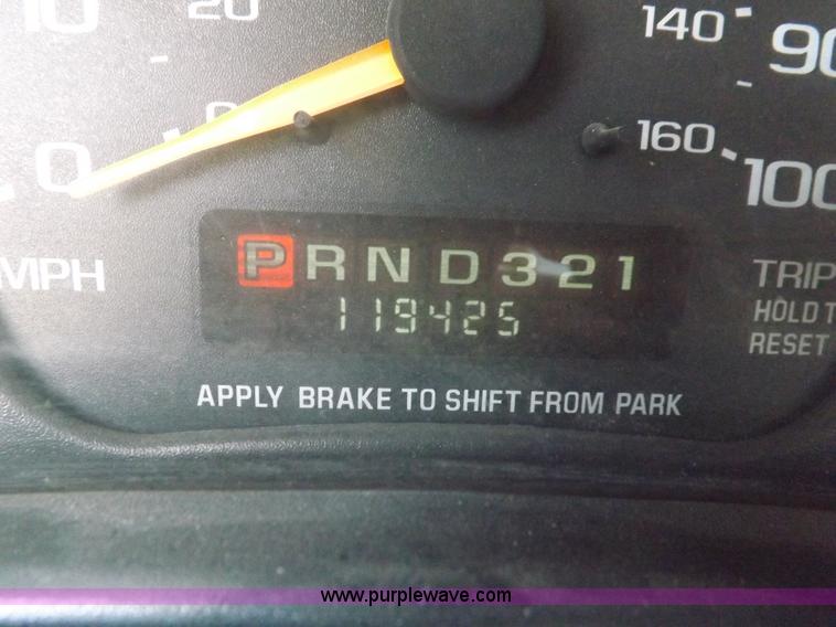 image for item K3238 2002 Chevrolet Express G3500 bus