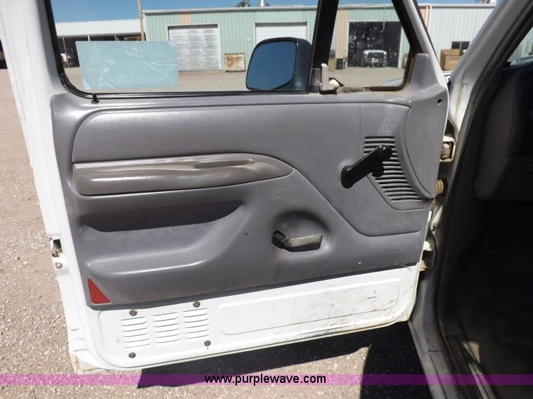 image for item K3754 1994 Ford F150 XL pickup truck