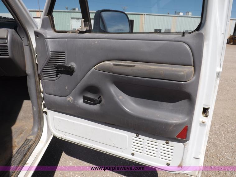 image for item K3754 1994 Ford F150 XL pickup truck