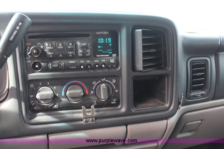 image for item K8947 2001 Chevrolet Suburban K2500 LS SUV