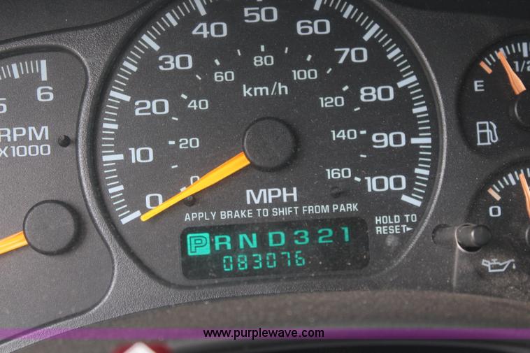 image for item K8947 2001 Chevrolet Suburban K2500 LS SUV