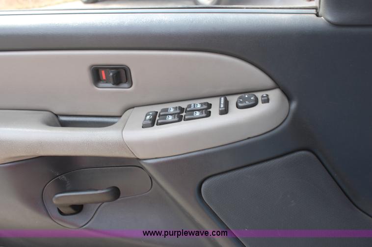 image for item K8947 2001 Chevrolet Suburban K2500 LS SUV