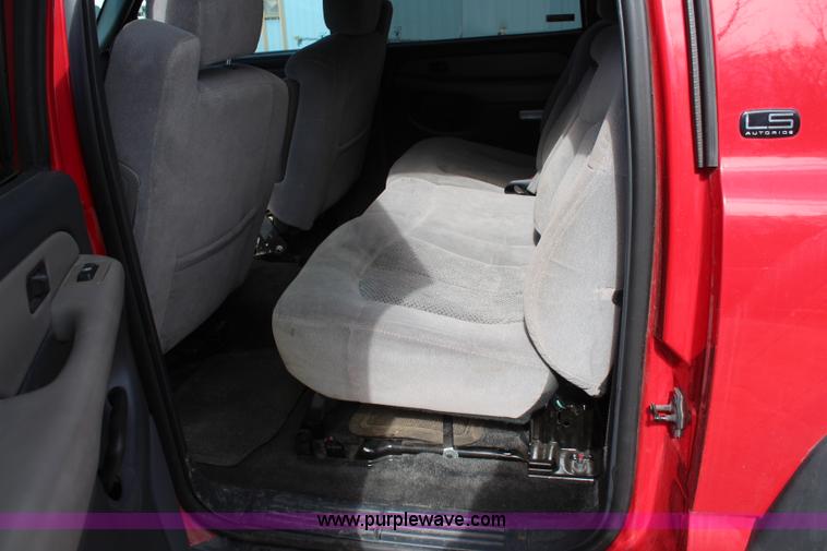 image for item K8947 2001 Chevrolet Suburban K2500 LS SUV