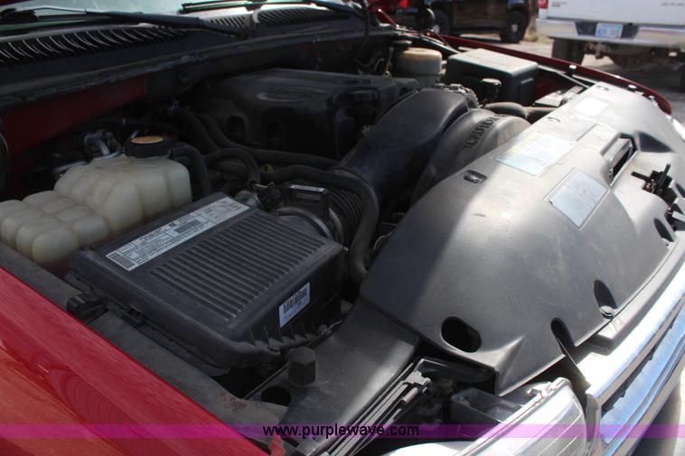 image for item K8947 2001 Chevrolet Suburban K2500 LS SUV